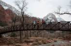 Ponte cruza o rio que froma o canyon do Zion National Park, em Utah, nos Estados Unidos